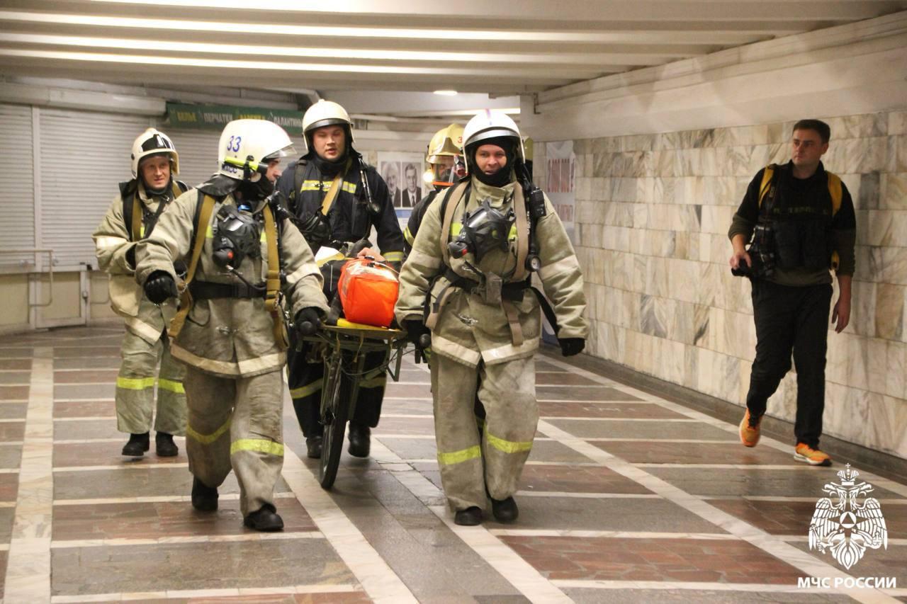 Фото Новосибирские пожарные спустились в тоннель к сошедшему с рельс поезду 2